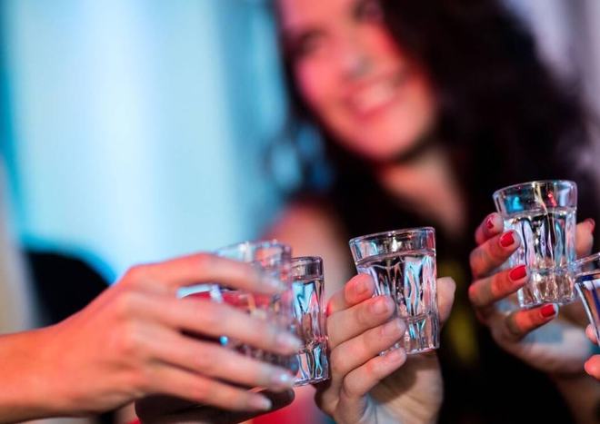 過年買酒注意！有些你覺得口感好的白酒，可能是酒精飲料